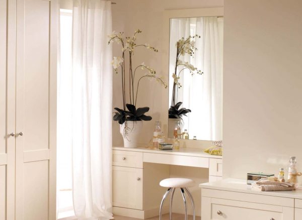 Dressing table fitted into an alcove