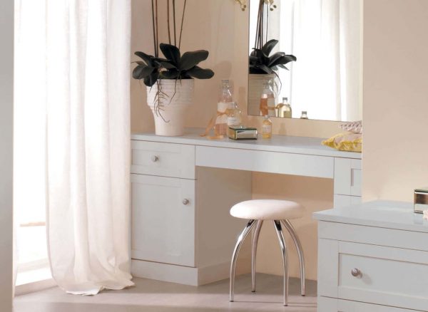 Fitted dressing table in light grey