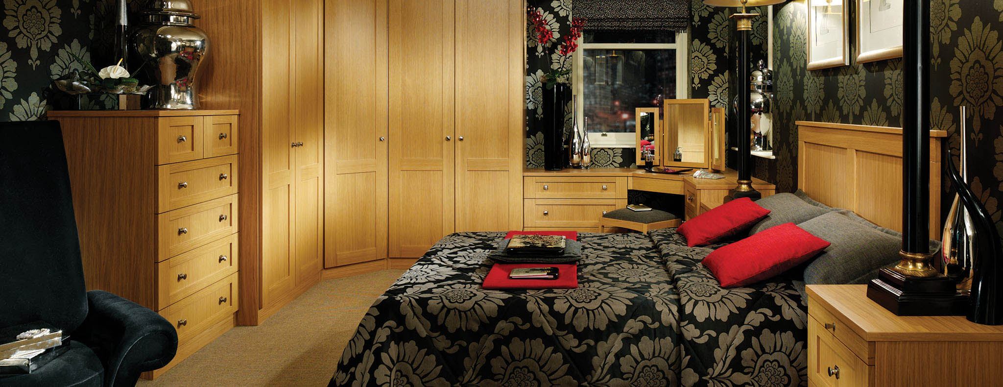 Fitted Mountain Oak bedroom in Natural Oak