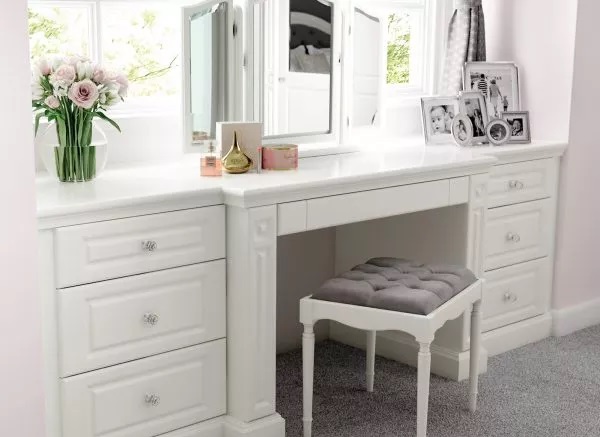 https://www.strachan.co.uk/app/uploads/Strachan-Bedroom-En-Suite_Knee-hole-drawer-cameo-2-600x438-1.jpg