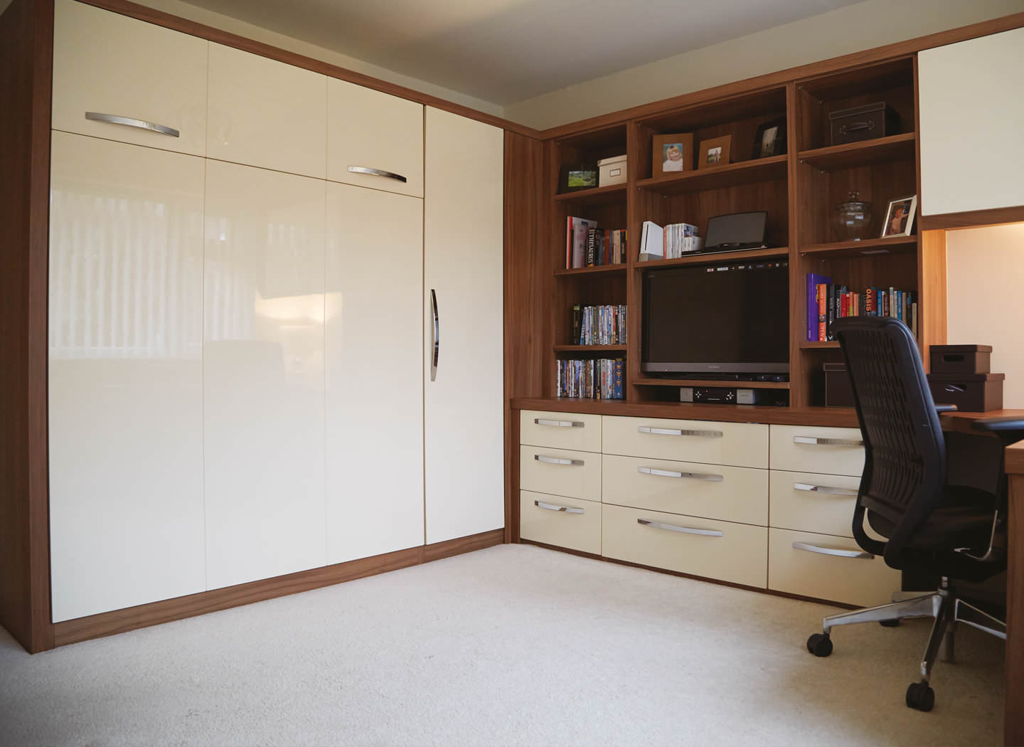 Case study showing wall bed and fitted shelves in study bedroom