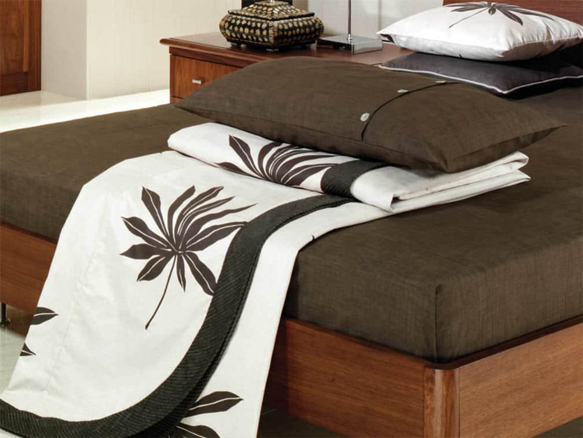 Flower print duvet in dark brown and white