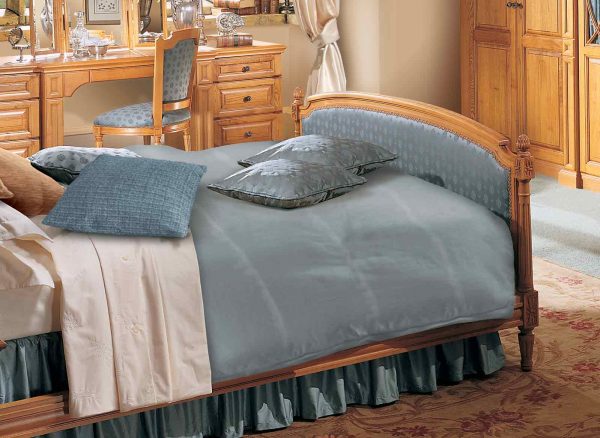 Decorative finials on bed surrounds