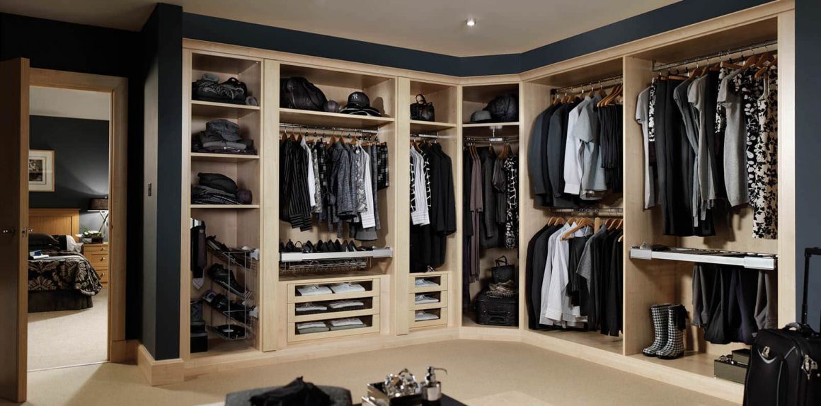 Fitted dressing room in maple