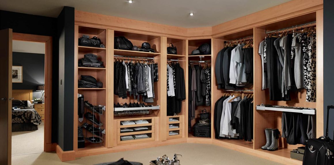 Fitted dressing room in beech
