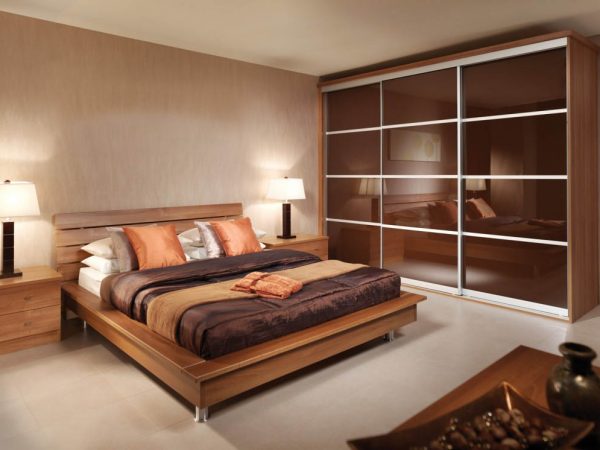 Contemporary sliding doors on fitted bedroom wardrobe