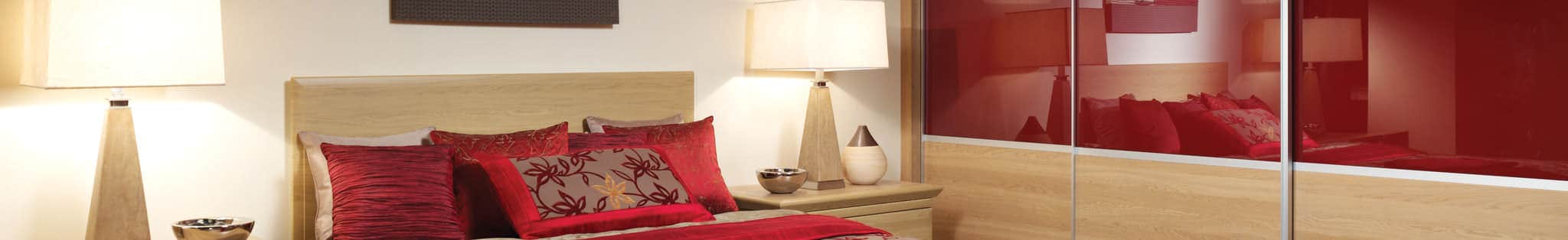 Fitted bedroom with details in red